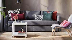 Stuen englene kommer i Sofa med mange puder i